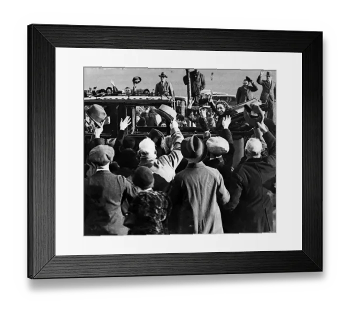 Framed Print : From 14e18 November 1932 Amy Mollison (formerly Amy Johnson)flew her new de Havilland DH