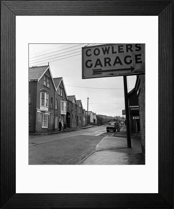 Framed Print : Scenes in Woolacombe, Devon. 9th December 1964 Framed Print : Scenes in Woolacombe, Devon. 9th December 1964