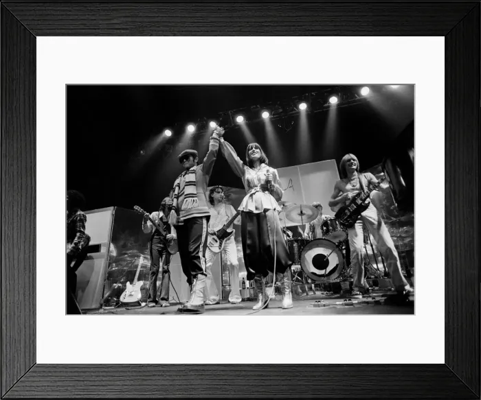 Framed Print : Elton John and Kiki Dee performing on stage on Sunday 21st November 1976