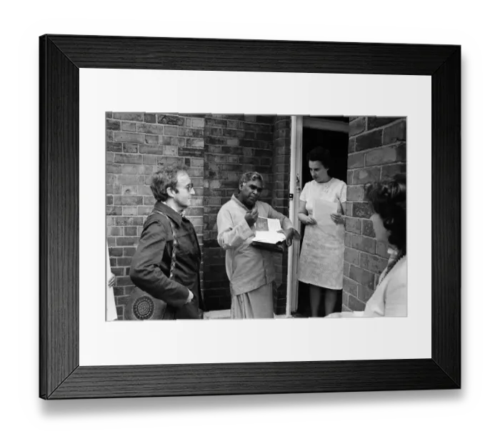 Framed Print : Peter Sellers and Swami Vishnu on a Peace Mission in Belfast. 8th September 1971