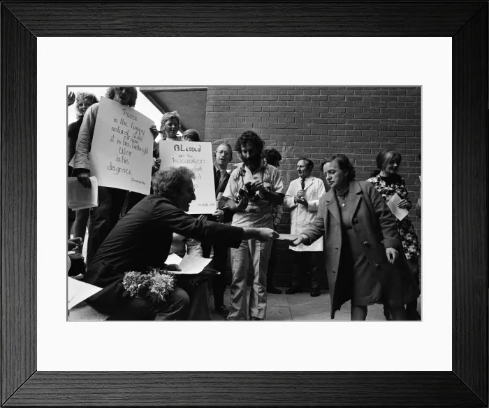 Framed Print : Peter Sellers and Swami Vishnu on a Peace Mission in Belfast. 8th September 1971 Framed Print : Peter Sellers and Swami Vishnu on a Peace Mission in Belfast. 8th September 1971