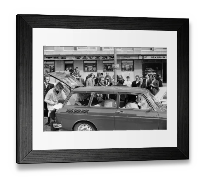 Framed Print : Peter Sellers and Swami Vishnu on a Peace Mission in Belfast. 8th September 1971