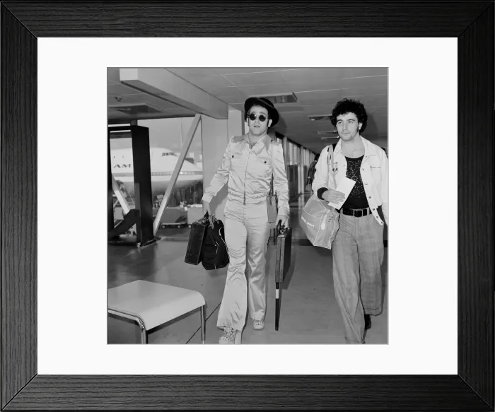 Framed Print : Elton John arriving at Heathrow Airport, from Los Angeles Framed Print : Elton John arriving at Heathrow Airport, from Los Angeles