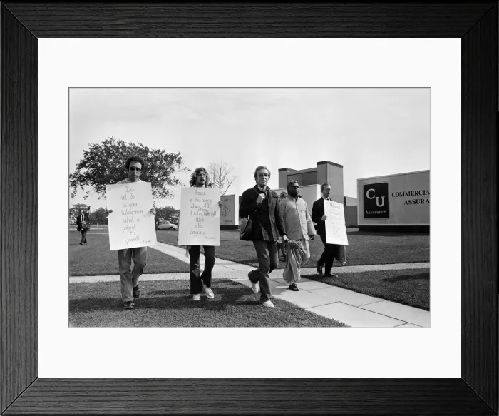 Framed Print : Peter Sellers and Swami Vishnu on a Peace Mission in Belfast. 8th September 1971 Framed Print : Peter Sellers and Swami Vishnu on a Peace Mission in Belfast. 8th September 1971