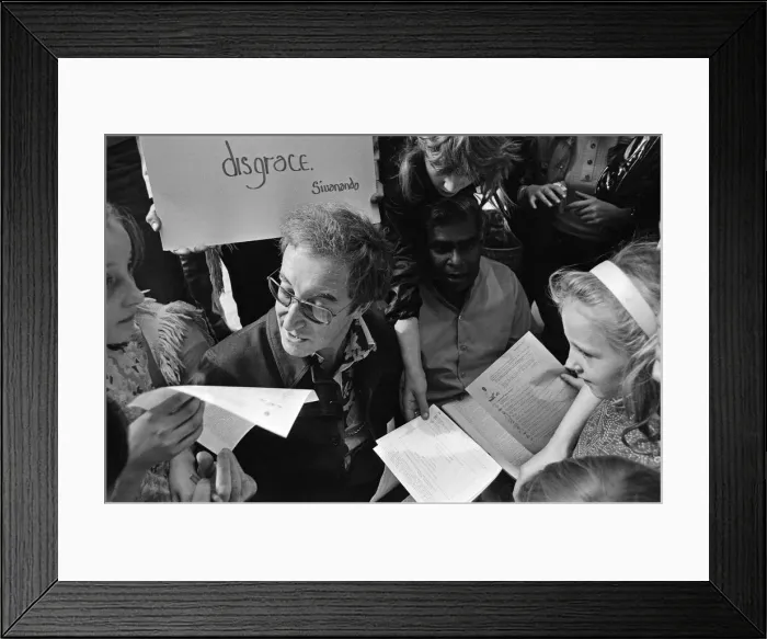 Framed Print : Peter Sellers and Swami Vishnu on a Peace Mission in Belfast. 8th September 1971 Framed Print : Peter Sellers and Swami Vishnu on a Peace Mission in Belfast. 8th September 1971