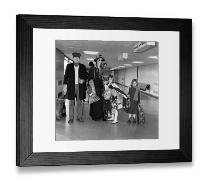 Framed Print : Off on a weeks holiday to Rome is Vanessa Redgrave with children Natasha, 7, Joely