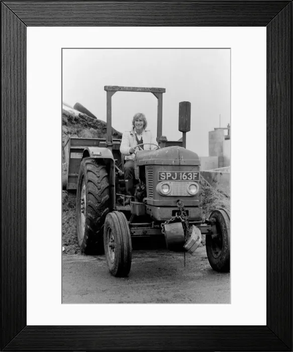 Framed Print : James Hunt on the 450 acre farm in Buckinghamshire, that he owns since retiring Framed Print : James Hunt on the 450 acre farm in Buckinghamshire, that he owns since retiring