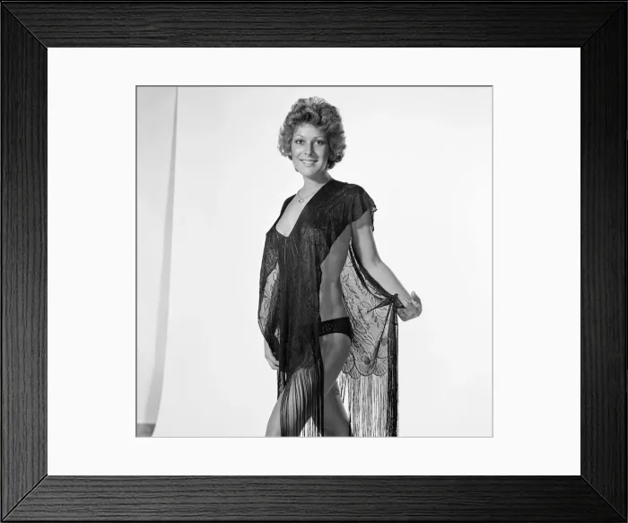 Framed Print : Lynda Bellingham, actress and model, studio pix, 9th July 1976 Framed Print : Lynda Bellingham, actress and model, studio pix, 9th July 1976