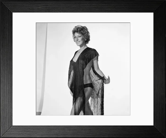 Framed Print : Lynda Bellingham, actress and model, studio pix, 9th July 1976