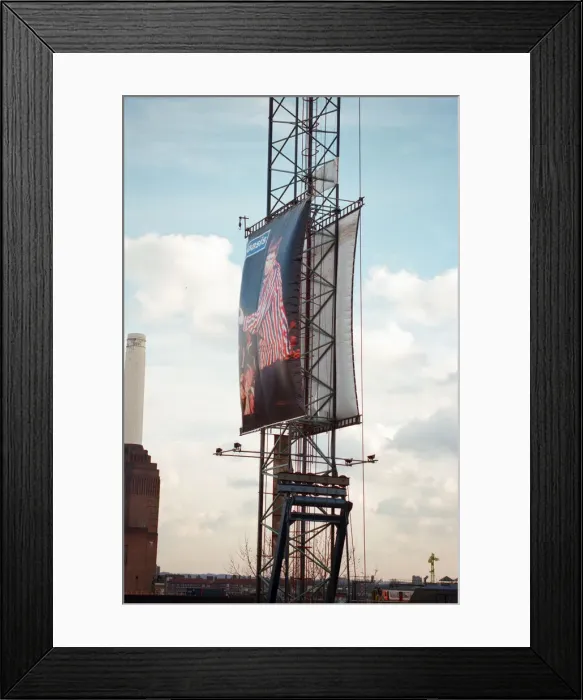 Framed Print : Oasis banner, London, 16th February 1996 Framed Print : Oasis banner, London, 16th February 1996