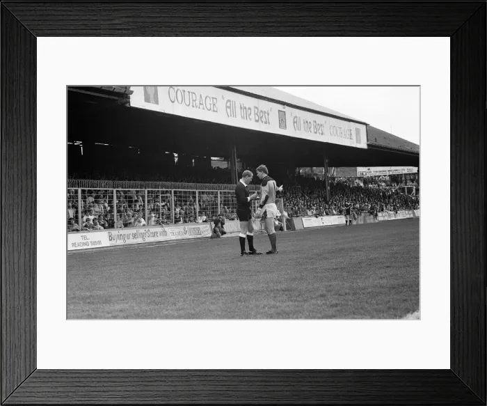 Framed Print : English League Division Two Reading 2 -2 Portsmouth match held at Elm Park