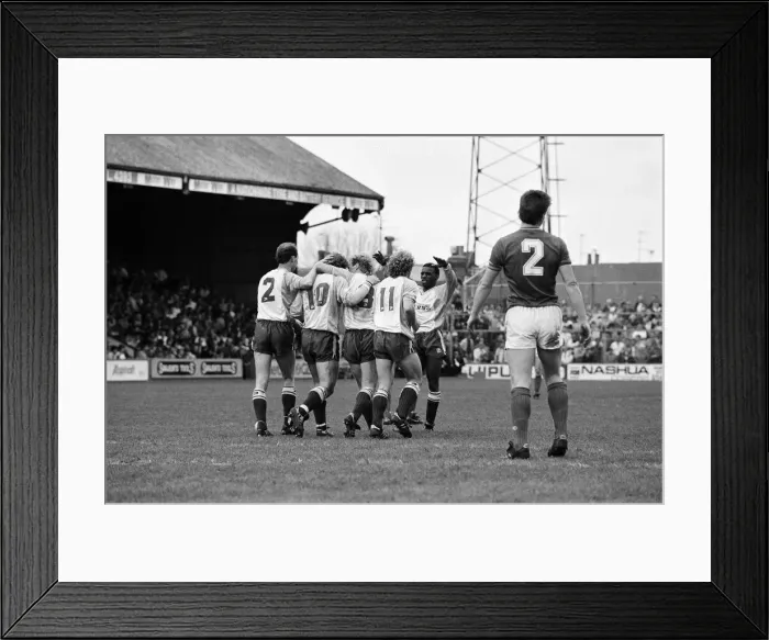 Framed Print : English League Division Two Reading 2 -2 Portsmouth match held at Elm Park