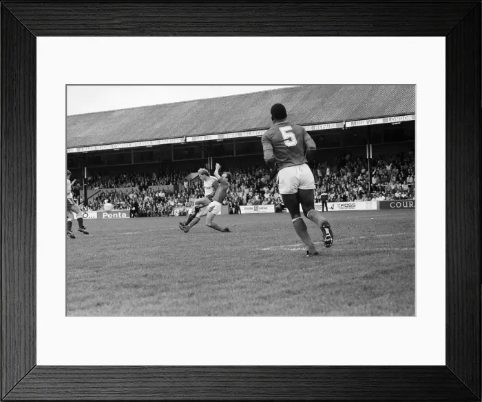 Framed Print : English League Division Two Reading 2 -2 Portsmouth match held at Elm Park Framed Print : English League Division Two Reading 2 -2 Portsmouth match held at Elm Park