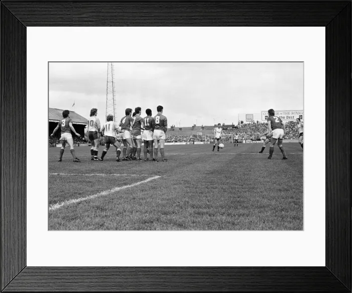 Framed Print : English League Division Two Reading 2 -2 Portsmouth match held at Elm Park
