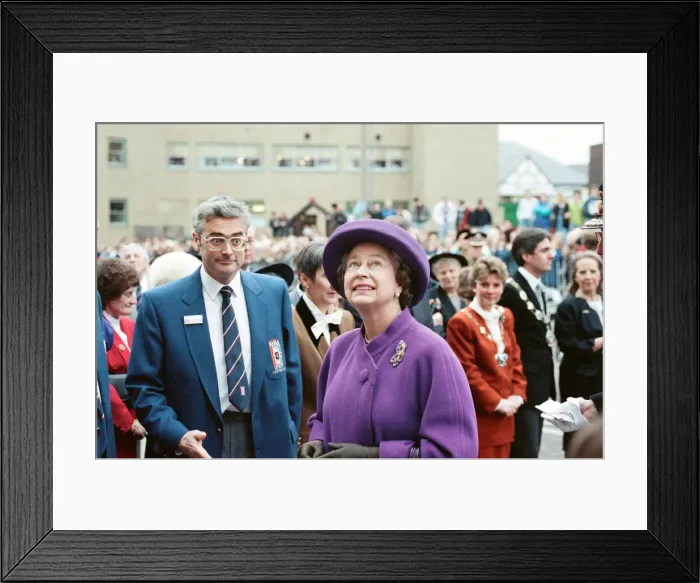 Framed Print : Queen Elizabeth II visits Huddersfield. 30th November 1990 Framed Print : Queen Elizabeth II visits Huddersfield. 30th November 1990