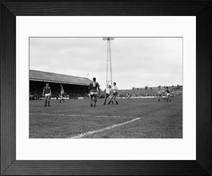 Framed Print : English League Division Two Reading 2 -2 Portsmouth match held at Elm Park Framed Print : English League Division Two Reading 2 -2 Portsmouth match held at Elm Park