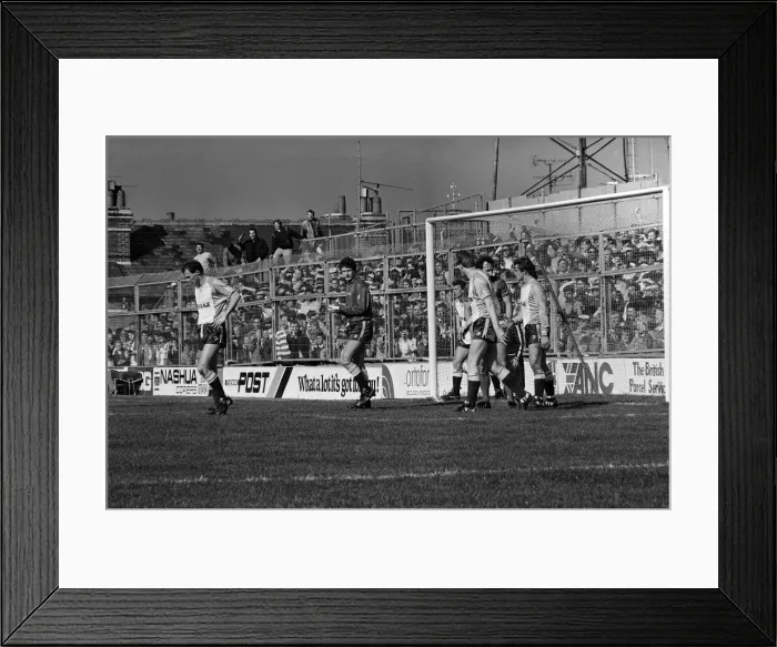 Framed Print : English League Division Two Reading 2 -2 Portsmouth match held at Elm Park