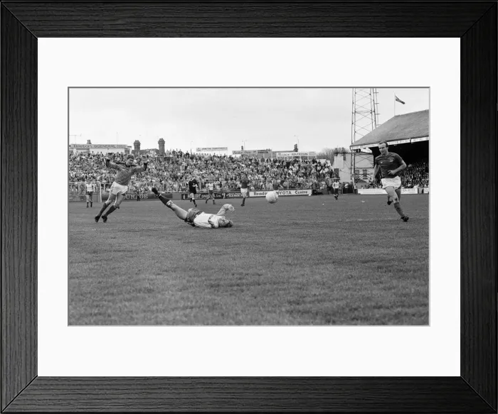 Framed Print : English League Division Two Reading 2 -2 Portsmouth match held at Elm Park Framed Print : English League Division Two Reading 2 -2 Portsmouth match held at Elm Park