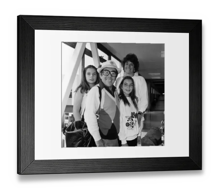 Framed Print : Ronnie Corbett and his wife Anne with children Emma, 13 Framed Print : Ronnie Corbett and his wife Anne with children Emma, 13