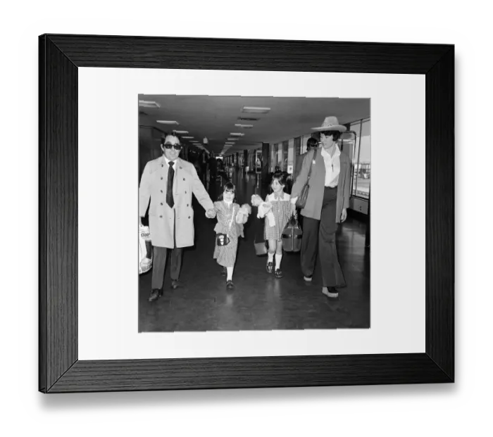 Framed Print : The departure of Ronnie Corbett and his wife Anne with daughters Sophie, 5 and Emma Framed Print : The departure of Ronnie Corbett and his wife Anne with daughters Sophie, 5 and Emma