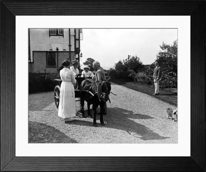 Framed Print : David Lloyd George, British Prime Minister, on holiday in North Wales. 25th August 1918 Framed Print : David Lloyd George, British Prime Minister, on holiday in North Wales. 25th August 1918