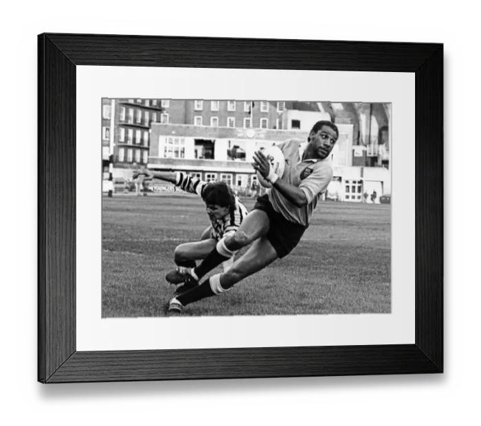 Framed Print : Cardiff v Glamorgan Wanderers. Cardiff wing Gerald Cordle rounds Andy Francis of