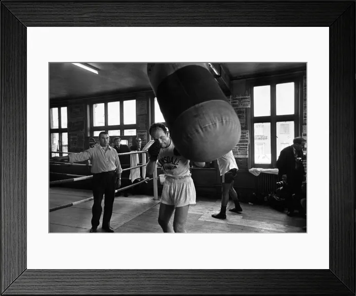 Framed Print : Henry Cooper in the gym training ahead of his second with Muhammad Ali Framed Print : Henry Cooper in the gym training ahead of his second with Muhammad Ali