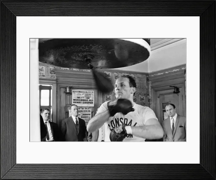 Framed Print : Henry Cooper in the gym training ahead of his second with Muhammad Ali Framed Print : Henry Cooper in the gym training ahead of his second with Muhammad Ali
