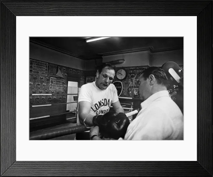 Framed Print : Henry Cooper in the gym training ahead of his second with Muhammad Ali Framed Print : Henry Cooper in the gym training ahead of his second with Muhammad Ali