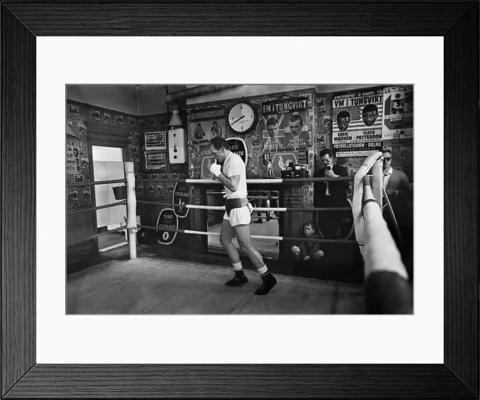 Framed Print : Henry Cooper in the gym training ahead of his second with Muhammad Ali Framed Print : Henry Cooper in the gym training ahead of his second with Muhammad Ali