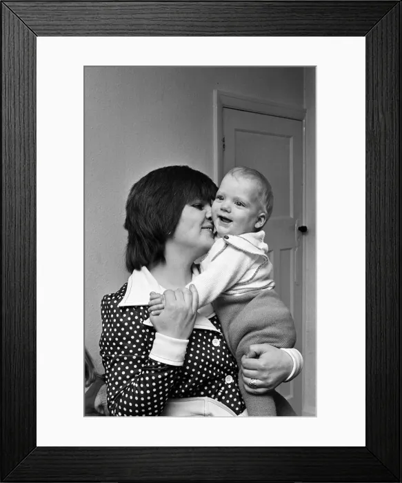 Framed Print : Miracle Baby Kevin Hawkes with his mother Elaine. 15th April 1977