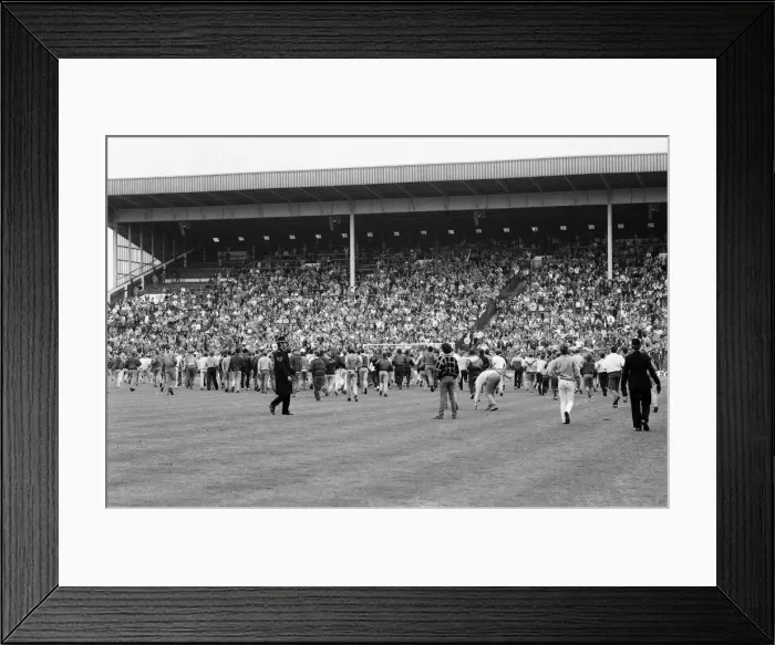 Framed Print : Aston Villa 1 - 2 Sheffield Wednesday First Division match held at Villa Park Framed Print : Aston Villa 1 - 2 Sheffield Wednesday First Division match held at Villa Park