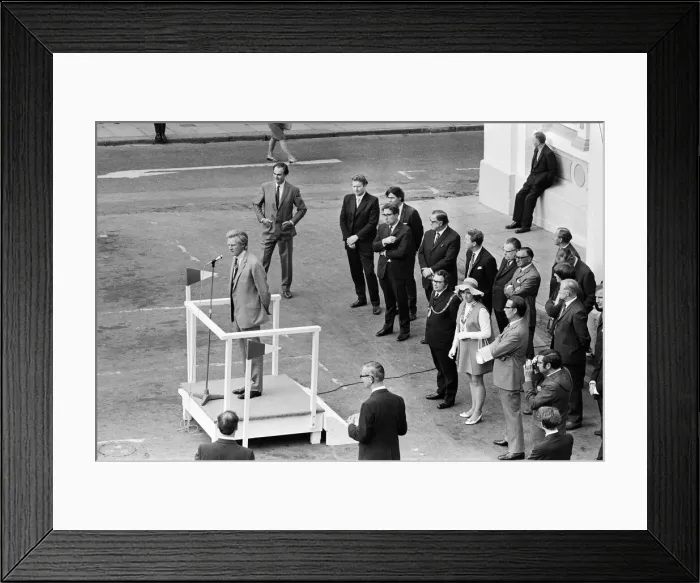 Framed Print : Michael Heseltine, Member of Parliament for Tavistock, on a tour of Basingstoke