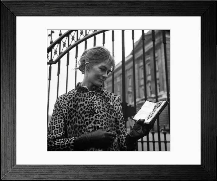 Framed Print : Vanessa Redgrave receives her CBE at Buckingham Palace. 13th February 1968