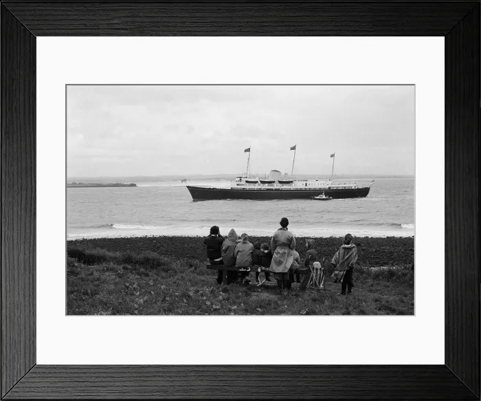 Framed Print : Spectators await the Royal Yacht during the Queens visit to Teesside Silver Jubilee tour