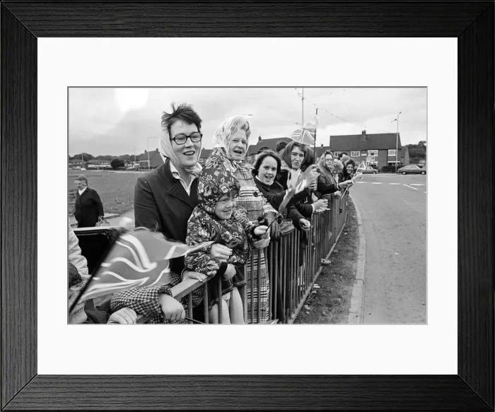 Framed Print : Spectators await Queen Elizabeth II in Eston during her Silver Jubilee tour