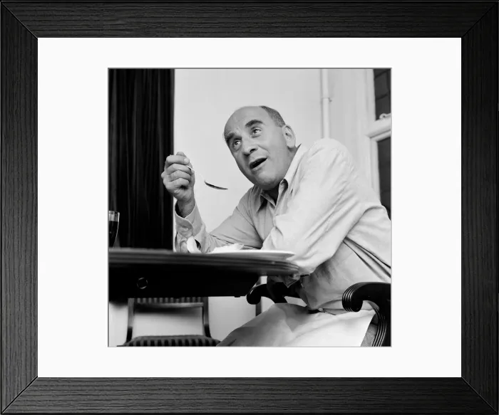Framed Print : Warren Mitchell, star of TVs Til Death Us Do Part, pictured at his home in Highgate Framed Print : Warren Mitchell, star of TVs Til Death Us Do Part, pictured at his home in Highgate
