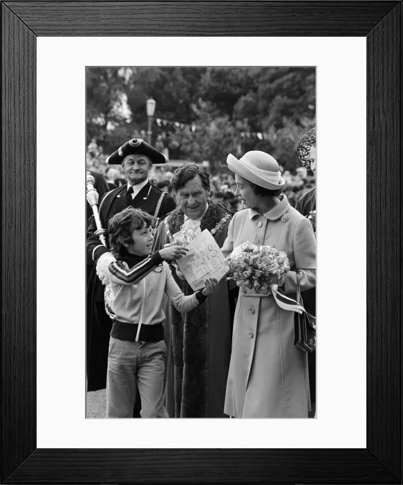 Framed Print : Queen Elizabeth II visits Hartlepool Town Centre during her Silver Jubilee tour Framed Print : Queen Elizabeth II visits Hartlepool Town Centre during her Silver Jubilee tour