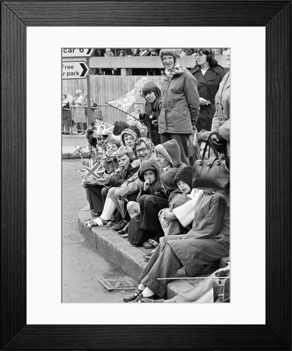 Framed Print : Spectators await Queen Elizabeth II in Eston during her Silver Jubilee tour