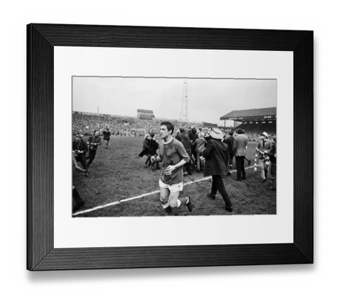 Framed Print : FA Cup Semi Final match at Burnden Park, Bolton. Everton 1 v Manchester United 0