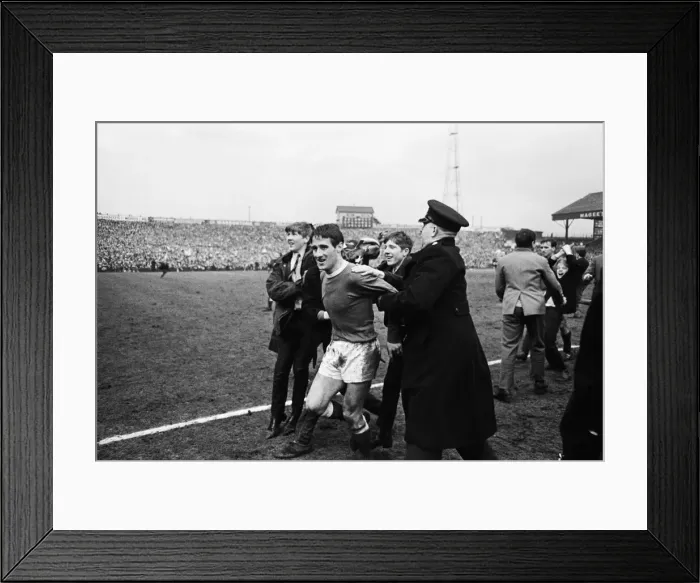 Framed Print : FA Cup Semi Final match at Burnden Park, Bolton. Everton 1 v Manchester United 0 Framed Print : FA Cup Semi Final match at Burnden Park, Bolton. Everton 1 v Manchester United 0