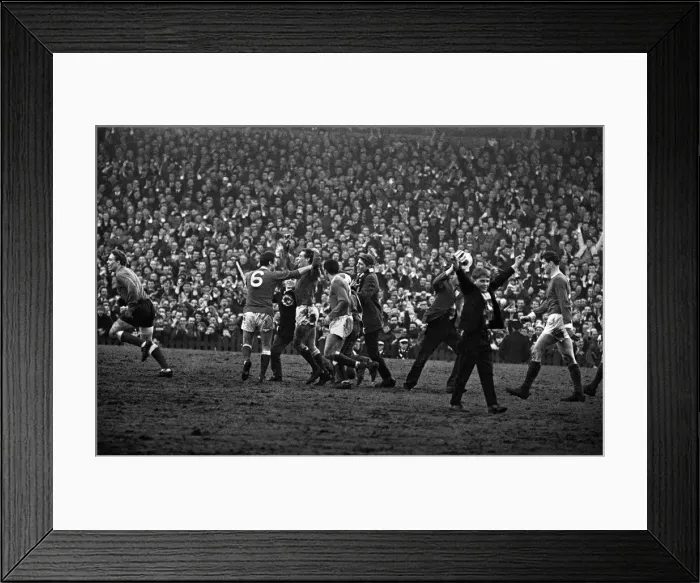 Framed Print : FA Cup Semi Final match at Burnden Park, Bolton. Everton 1 v Manchester United 0 Framed Print : FA Cup Semi Final match at Burnden Park, Bolton. Everton 1 v Manchester United 0