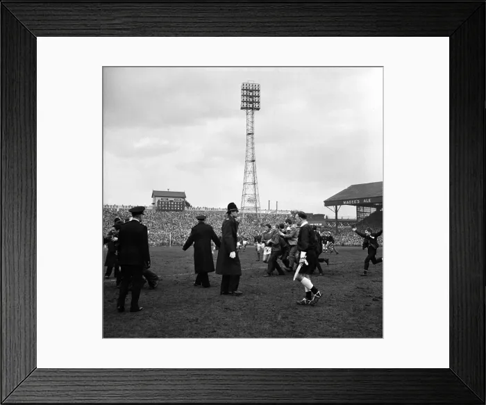 Framed Print : FA Cup Semi Final match at Burnden Park, Bolton. Everton 1 v Manchester United 0 Framed Print : FA Cup Semi Final match at Burnden Park, Bolton. Everton 1 v Manchester United 0
