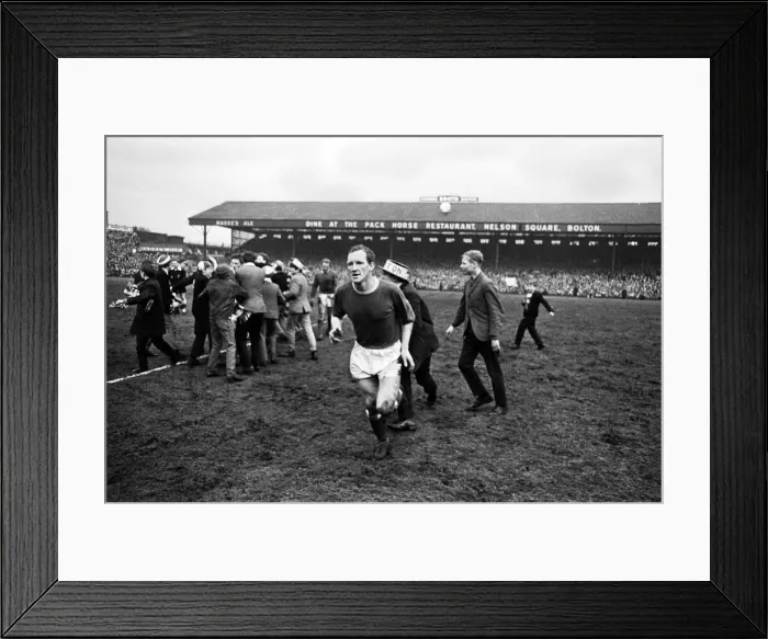 Framed Print : FA Cup Semi Final match at Burnden Park, Bolton. Everton 1 v Manchester United 0 Framed Print : FA Cup Semi Final match at Burnden Park, Bolton. Everton 1 v Manchester United 0