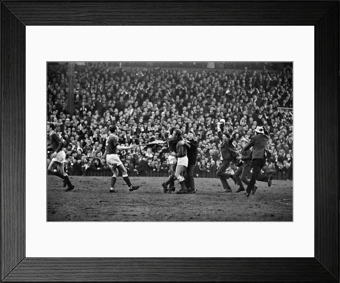 Framed Print : FA Cup Semi Final match at Burnden Park, Bolton. Everton 1 v Manchester United 0 Framed Print : FA Cup Semi Final match at Burnden Park, Bolton. Everton 1 v Manchester United 0