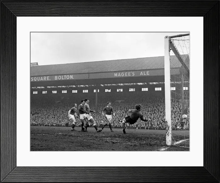 Framed Print : FA Cup Semi Final match at Burnden Park, Bolton. Everton 1 v Manchester United 0 Framed Print : FA Cup Semi Final match at Burnden Park, Bolton. Everton 1 v Manchester United 0