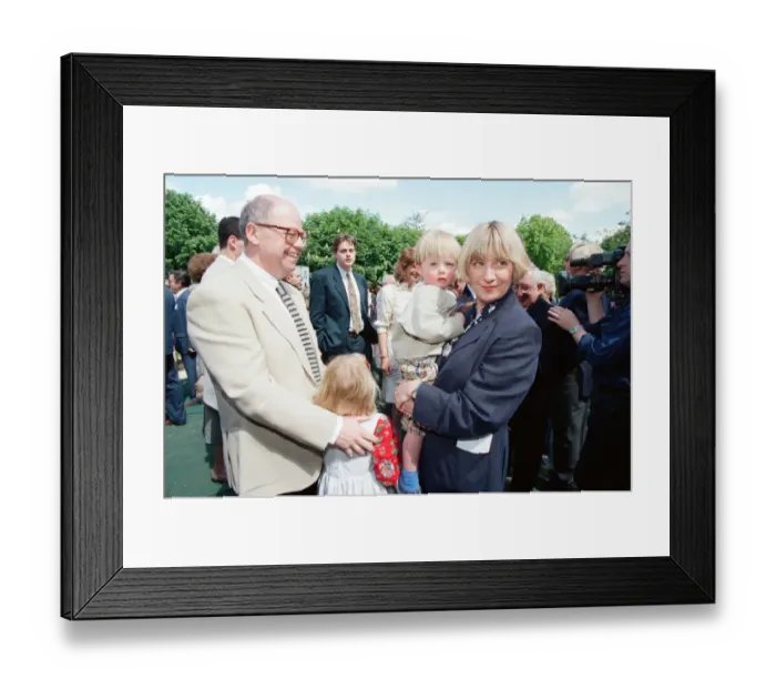 Framed Print : Victoria Wood with her husband Geoffrey Durham and children Grace & Henry Durham
