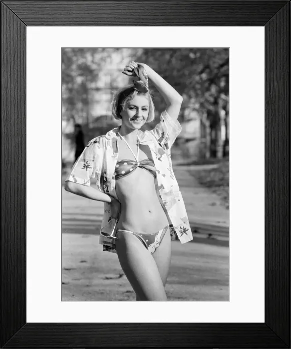 Framed Print : British Home Stores Spring Fashions, Photo-shoot, London, 23rd January 1985 Framed Print : British Home Stores Spring Fashions, Photo-shoot, London, 23rd January 1985