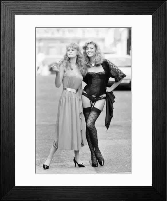 Framed Print : British Home Stores Fashions, Photo-shoot, London, 10th July 1985 Framed Print : British Home Stores Fashions, Photo-shoot, London, 10th July 1985