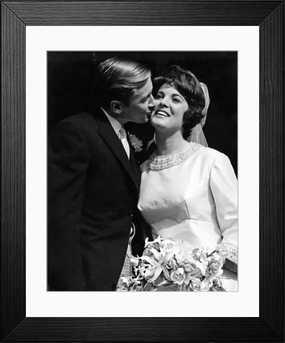 Framed Print : The wedding of Scottish singer Moira Anderson and Dr Stuart Macdonald. Alloway church
